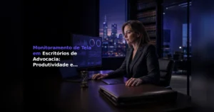 Fotografia de uma advogada concentrada em um escritório moderno à noite, trabalhando em um computador que exibe gráficos de dados. Na mesa estão uma pasta de couro e uma ampulheta. O texto sobreposto diz: "Monitoramento de Tela em Escritórios de Advocacia: Produtividade e...".